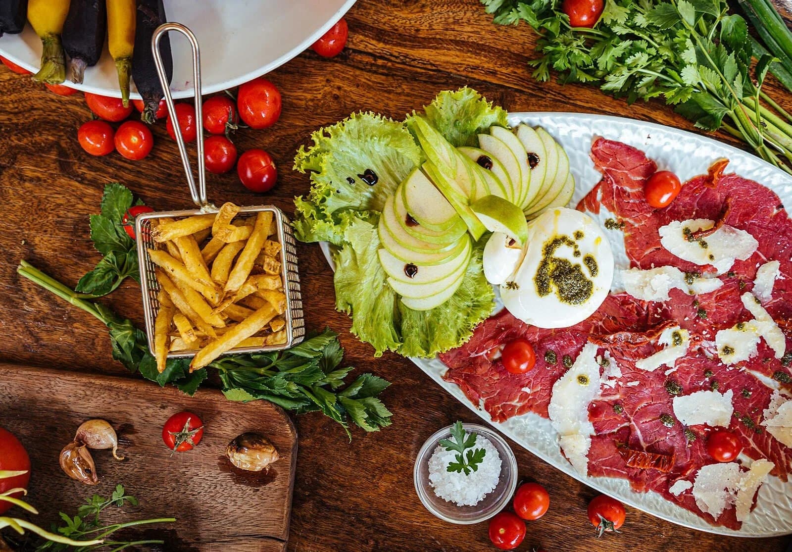 Carpaccio de boeuf avec roquette et parmesan