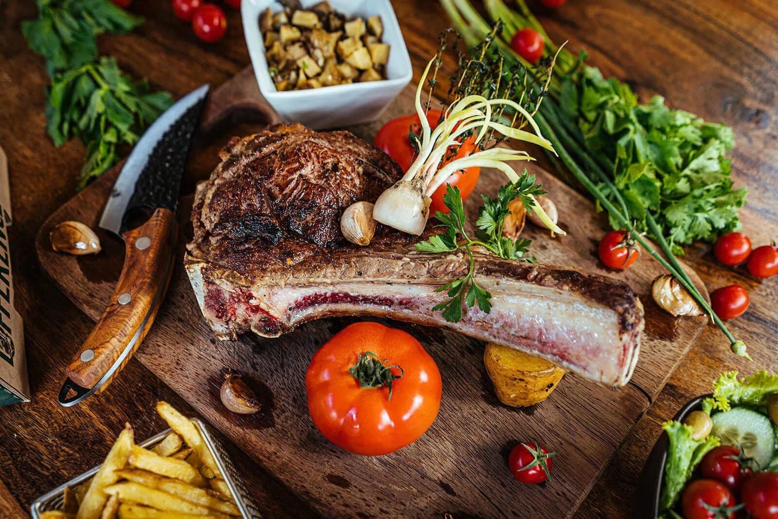 Côte de boeuf grillée au feu de bois, plan rapproché