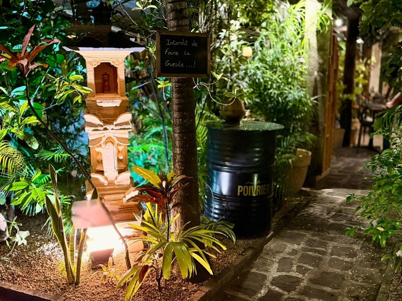 Soirée au jardin avec bougies et ambiance feutrée