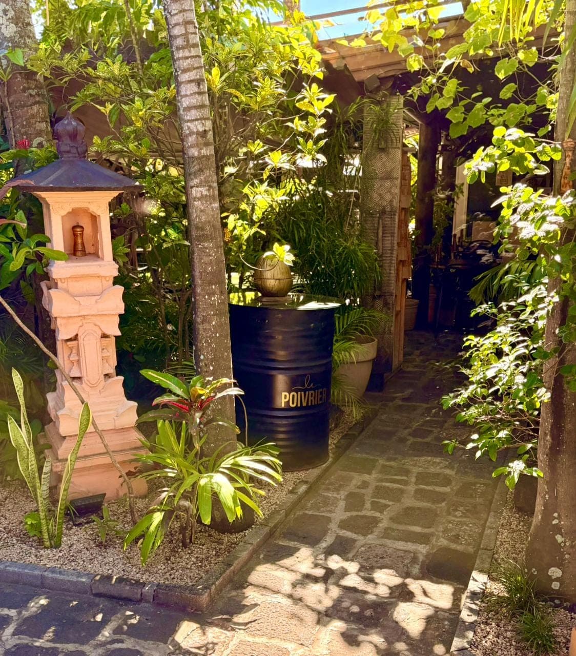 Entrée du restaurant, allée tropicale