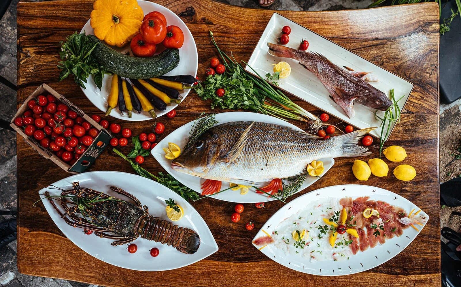 Poisson dressé sur une table en bois
