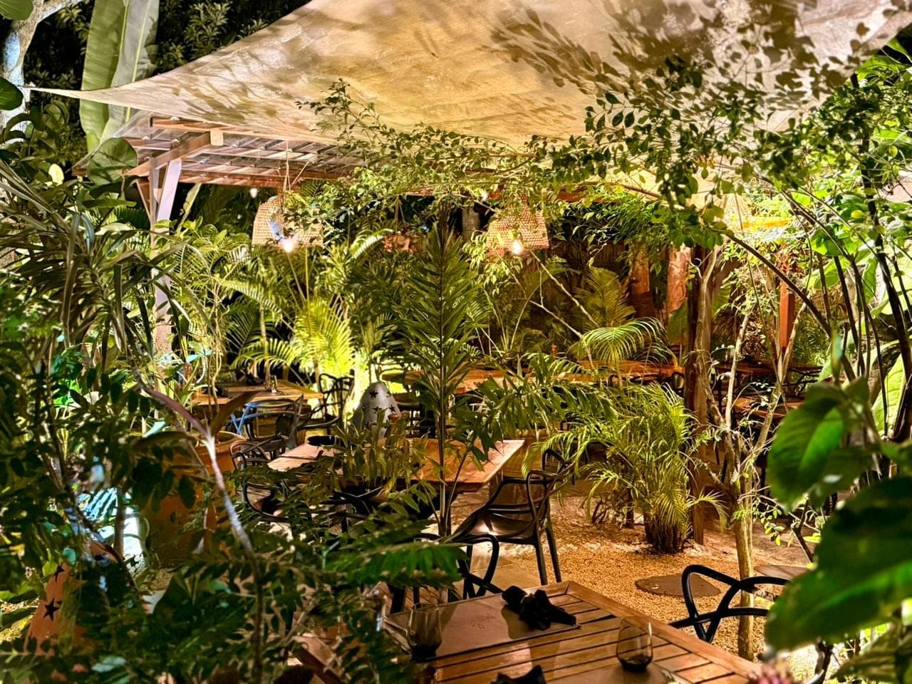 Soirée au Poivrier, ambiance tamisée, bougies allumées sur les tables